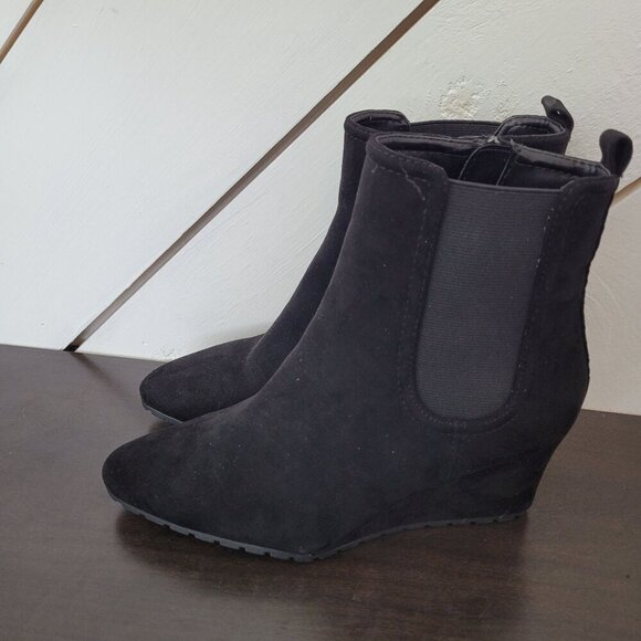 NEW Anne Klein Valore Womens Black Suede Ankle Booties Wedge Size 6.5 - Picture 2 of 10